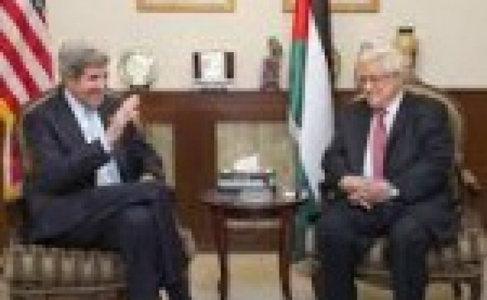 Kerry a demandé à Abbas d' »intensifier » le dialogue israélo-palestinien