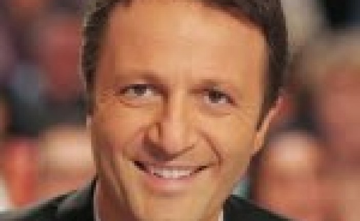 L’animateur Arthur est violemment insulté sur Twitter. On vous dit tout.