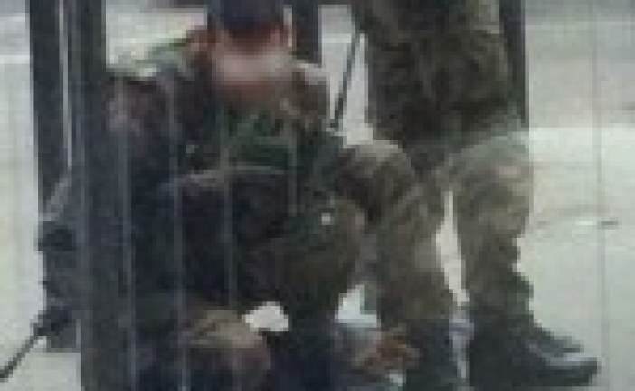 Vigipirate: Les militaires maîtrisent un suspect devant l’école Yavné à Paris XIIIème