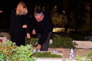 Netanyahu est venu sur la tombe de son frère tué lors de l’opération  « Entebbe »