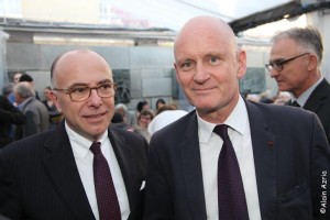 Le ministre de  l’intérieur  Bernard Cazeneuve et le maire du 3eme Arrdt