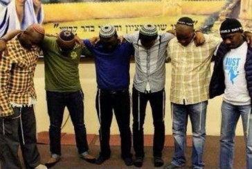 Suite à l’agression de 3 jeunes juifs à Johannesburg, des Sud-Africains se sont mis à porter la Kippa lors du rassemblement