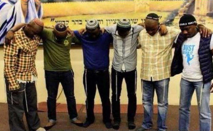 Suite à l’agression de 3 jeunes juifs à Johannesburg, des Sud-Africains se sont mis à porter la Kippa lors du rassemblement