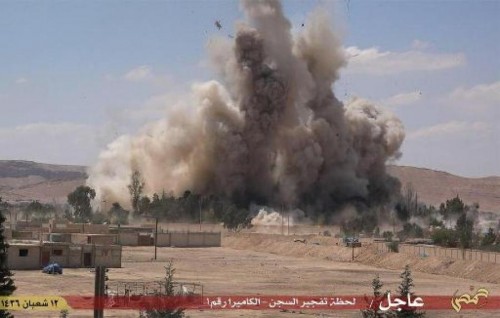 le 30 mai 2015 provenant du média jihadiste Welayat Homs montrant la destruction présumée de la prison de Palmyre par le groupe Etat islamique (EI) (AFP/-)