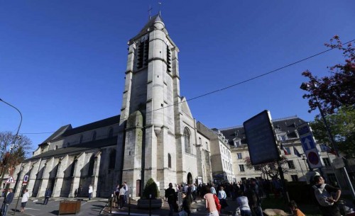 Villejuif (Val-de-Marne), le 22 avril. Alors que l’apprenti terroriste présumé Sid Ahmed Ghlam continue de nier avoir projeté de commettre des attentats dans des églises (dont celle de notre photo), l’étau se resserre autour des soutiens dont il aurait bénéficié.