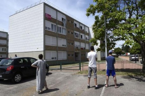 Immeuble de Yassin Salhi à Saint-Priest, vendredi 26 juin. Les garde à vue de l'auteur présumé de l'attaque de Saint-Quentin-Fallavier de sa soeur et de son épouse ont été prolongées.