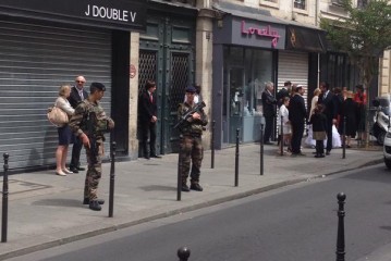 Des soldats en armes gardent un mariage juif dans le Marais à Paris