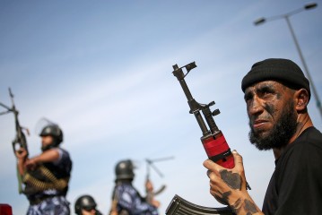 Les terroristes du Hamas s’engagent sur le chemin qui longe la frontière israélienne
