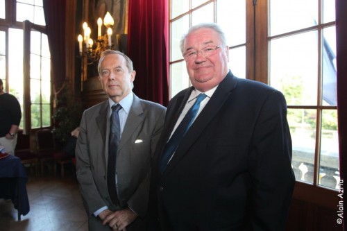 Roger Madec Ancien Maire du  19 eme avec Daniel Vaillant (Paris) député 