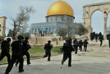 Mont du Temple: Affrontements entre policiers et arabes palestiniens.