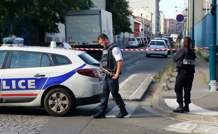 Pantin : un policier blessé, deux suspects en fuite