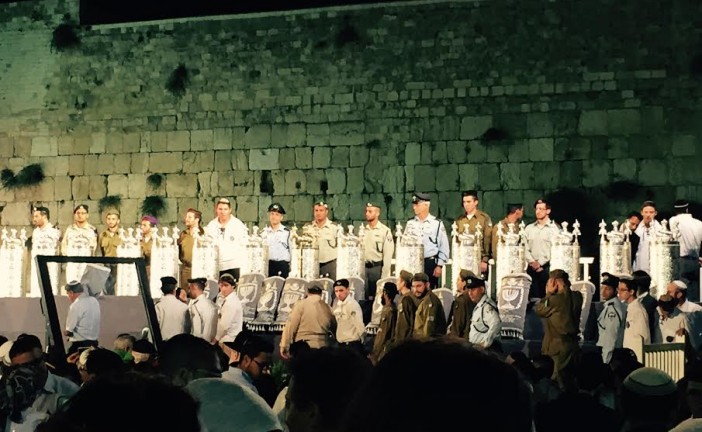 Cérémonie au Kotel, à la mémoire des  Soldats tombés  durant la guerre de Tsuk Eythan