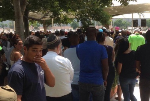 La foule nombreuse à l’enterrement du soldat sans famille – Photo Facebook