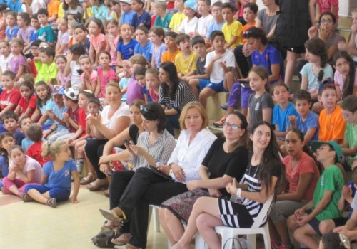 Tzipi Livni with first grade students in Ashdod. (photo credit:YONAH JEREMY BOB)