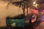 Des palestiniens mettent feu à un bus Israélien à Jérusalem.