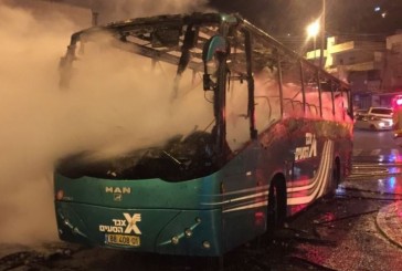 Des palestiniens mettent feu à un bus Israélien à Jérusalem.