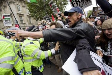Tension entre manifestants pro-palestiniens et pro-Israéliens pour la venue de Netanyahou à Londres.