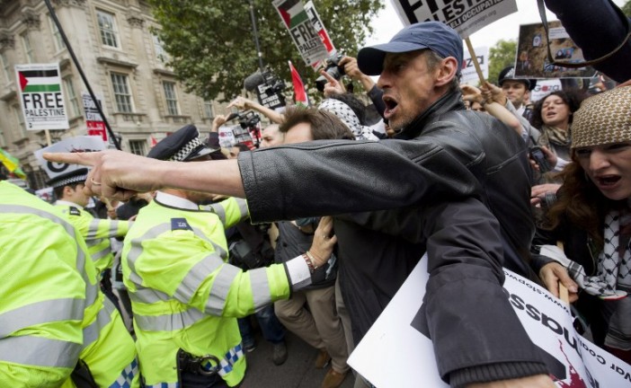Tension entre manifestants pro-palestiniens et pro-Israéliens pour la venue de Netanyahou à Londres.