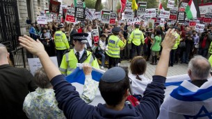 Des manifestants pro-israéliens au premier plan de cette photo prise le 9 septembre au 10 Downing Street à Londres (Crédit : AFP)