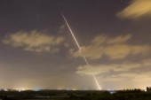 Une roquette tirée de Gaza explose dans un terrain vague en Israël.