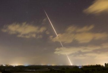 Une roquette tirée de Gaza explose dans un terrain vague en Israël.