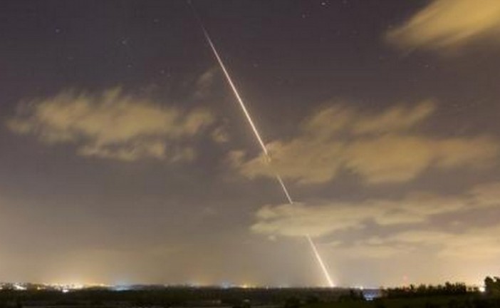 Une roquette tirée de Gaza explose dans un terrain vague en Israël.