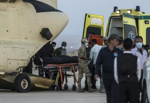 AFP/AFP - Des secouristes égyptiens transportent les corps des victimes d'un crash d'un avion russe dans le Sinaï, le 31 octobre 2015