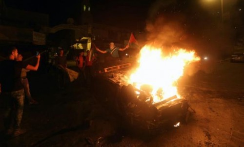  Des Palestiniens ont mis le feu à un véhicule appartenant à un colon juif à Naplouse, le 18 octobre 2015