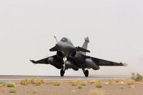 Un Rafale décolle d'une base du Golfe pour une mission de surveillance et de reconnaissance en Syrie. (ECPAD/AFP.)