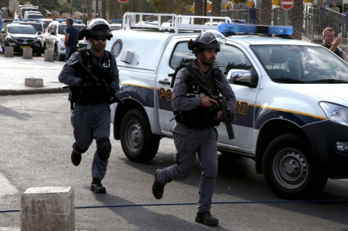 Archives. Un assaillant palestinien a été abattu par la police lundi matin après avoir tenté de poignarder un policier. AFP/GALI TIBBON