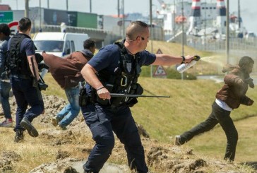 Video Calais: les « migrants » sortent sabres et barres de fer pour casser les voitures dans la ville
