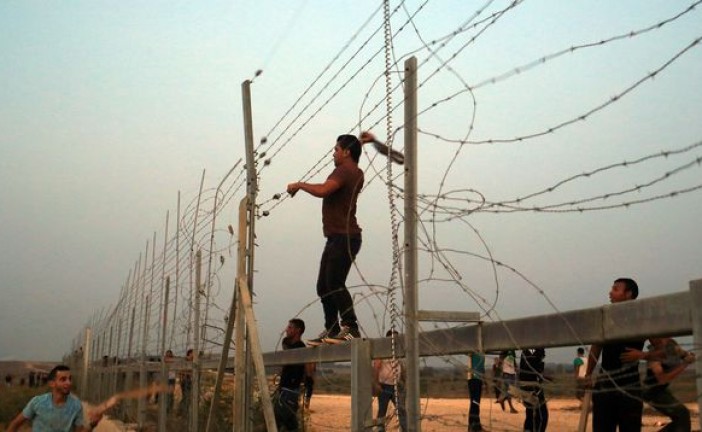 Des centaines d’émeutiers tentent de briser la clôture à la frontière de Gaza
