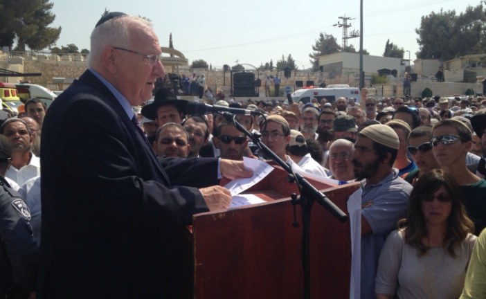 10 000 personnes rassemblées pour les funérailles des Henkin, tués par des terroristes arabes palestiniens.