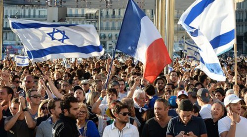 DERNIERE MINUTE. La manifestation de soutien à Israël qui a eu lieu devant l’Ambassade d’Israël ce soir a été un réel succès. Pas d’incidents notoires. De nombreux juifs parisiens y étaient. Les leaders de la Communauté ont eu l’occasion des dire des mots d’amours pour Israël. (DR)