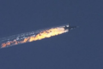 [Vidéo] – Les syriens « modérés » soutenus par les Etats-Unis hurlent “Allahu Akbar” devant le corps du pilote russe qui vient d’être abattu.