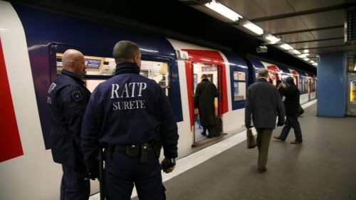 Des agents de sécurité de la RATP, le 28 janvier 2009 à la station de RER Châtelet-Les Halles, à Paris. 
