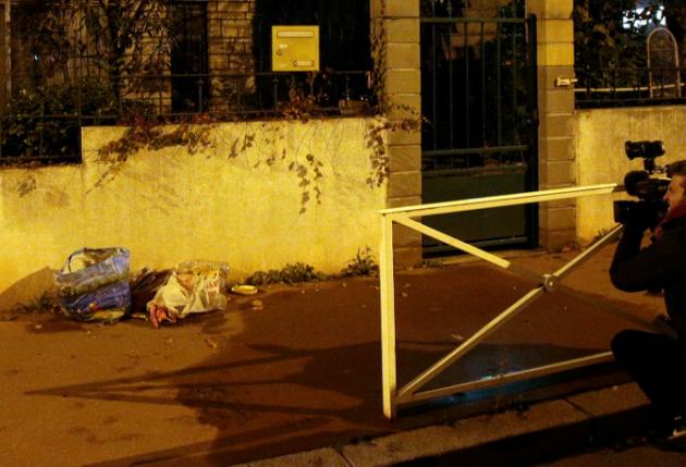  Une équipe de télévision filme un sac d'ordures laissé devant une maison à Montrouge après la découverte d'une ceinture d'explosifs dans une poubelle proche