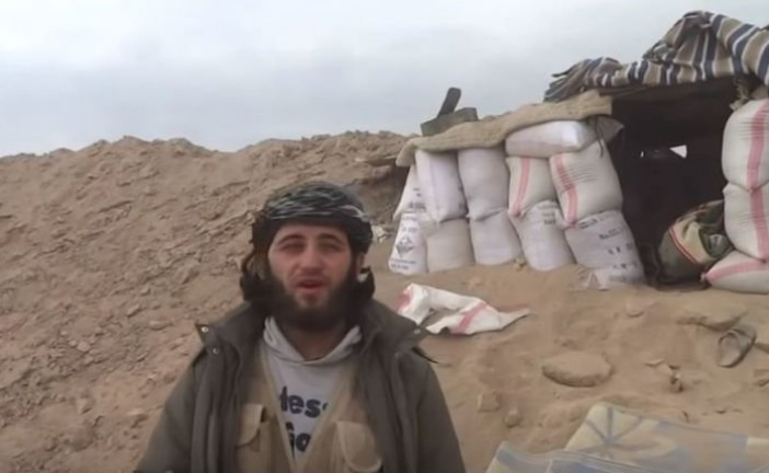 Vidéo – Un commandant djihadiste tué en pleine interview par une frappe aérienne