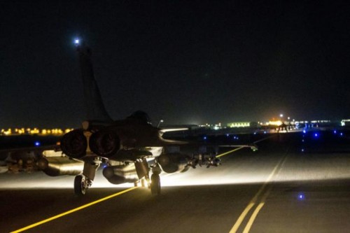 Photo fournie le 15 novembre 2015 par le ministère de la Défense montrant un Rafale au décollage d'un aéroport aux Etats arabes unis à destination de Raqa, fief du groupe Etat islamique