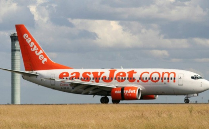 D’apres les informations du journal   The TELEGRAPHE en Angleterre :  » Des inscriptions en arabe découvertes sur des avions Easy Jet dans  un aéroport français »