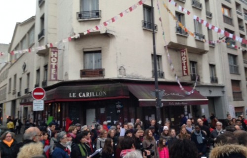 Des riverains accrochent des banderoles devant le Carillon et le Petit Cambodge, le 13 décembre 2015 - Clémence Vazard / 20 Minutes