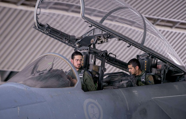 Photo d'archives du 24 septembre 2014 montrant deux pilotes saoudiens dans un chasseur participant aux frappes aériennes de la coalition anti-Daesh en Syrie