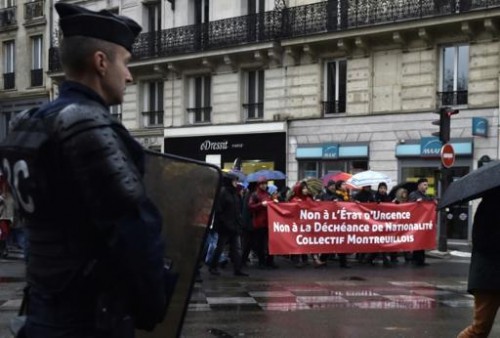 Un policier surveille la manifestation contre l'état d'urgence place de République à Paris le 30 janvier 2016