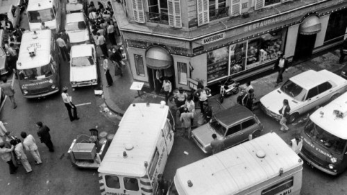 Photo d'archive datant du 9 août 1982 montrant les secours et la police rue des Rosiers après l'attentat qui a fait 6 morts et 22 blessés (Crédit : AFP / JACQUES DEMARTHON)