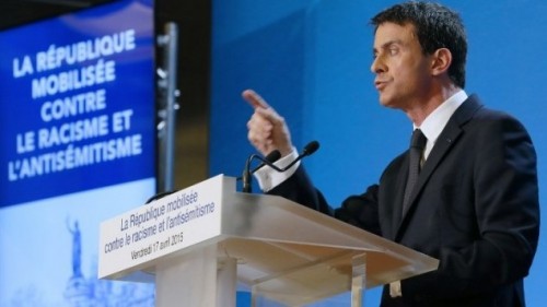 Le Premier ministre français Manuel Valls présente le plan du gouvernement visant à lutter contre le racisme et l'antisémitisme à la préfecture de Créteil dans le sud-est de la banlieue de Paris le 17 avril 2015 (Crédit : AFP / Patrick Kovarik)