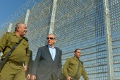 Netanyahou veut entourer Israël de barrières.
