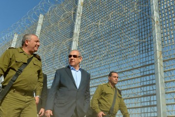 Netanyahou veut entourer Israël de barrières.