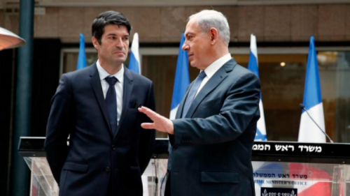 crédits/photos : AFP L'ambassadeur de France en Israël avec le Premier ministre israélien Benyamin Netanyahou en janvier 2015