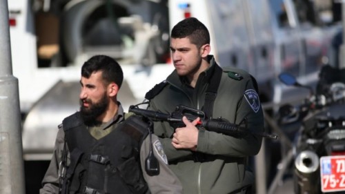 Des agents de police des frontières sur les lieux d'une fusillade et d'une attaque au couteau près de la porte de Damas, à Jérusalem, le 3 février 2016 (Crédit photo: Yonatan Sindel / Flash90)
