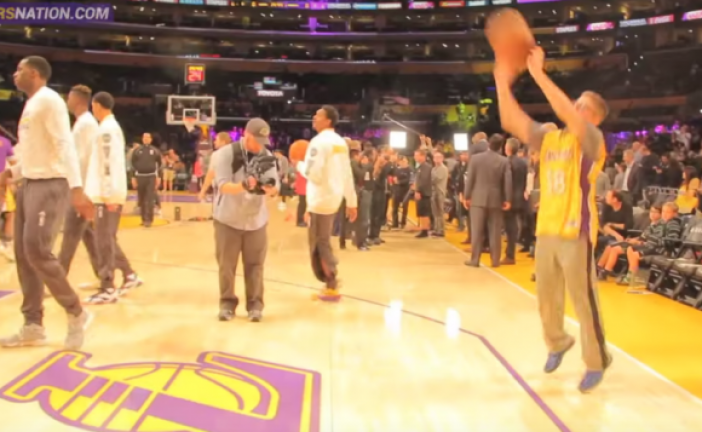 Les Lakers de Los Angeles engage un jeune juif atteint d’un cancer pour un match.